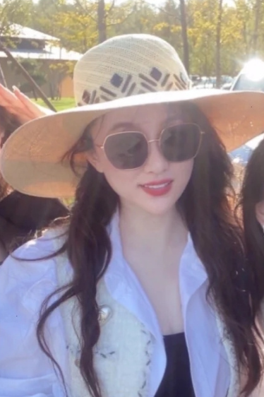 霍思燕|杜江夫妇被偶遇拍夕阳，霍思燕拎包遛狗有贵妇范，小腹微凸有赘肉