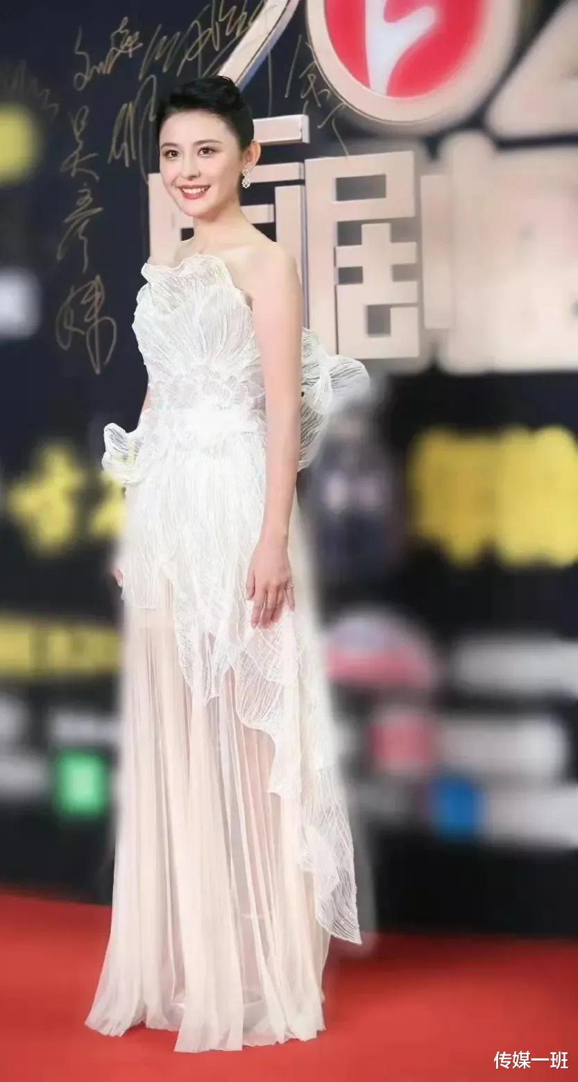蔡文静|国剧盛典红毯图：宋祖儿不敌毛晓彤，蔡文静发型被吐槽，孙怡绝了