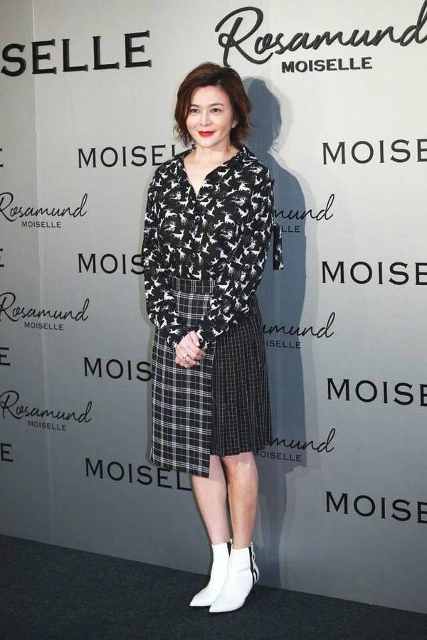 衬衫|关之琳终于换风格，穿男友风衬衫配bob短发，又A又飒帅到没朋友