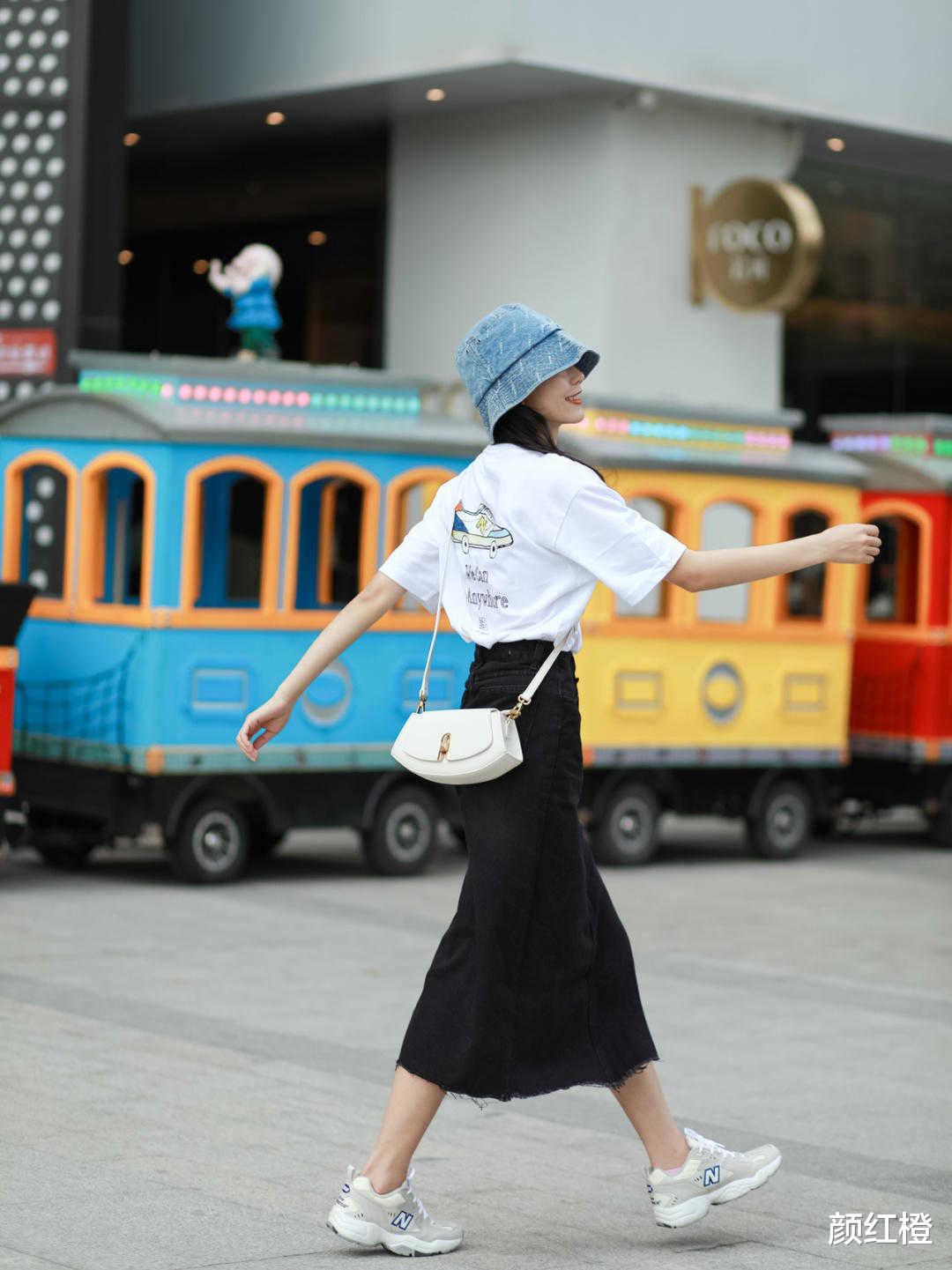 颜红橙|早秋“T恤”的高级穿搭是这样的，日常百搭还高级，让你气质翻倍