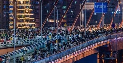 家中大小宝 重庆小假期遇雷暴天气，车辆被淹仅露车顶，车辆如船穿行浪涛之中