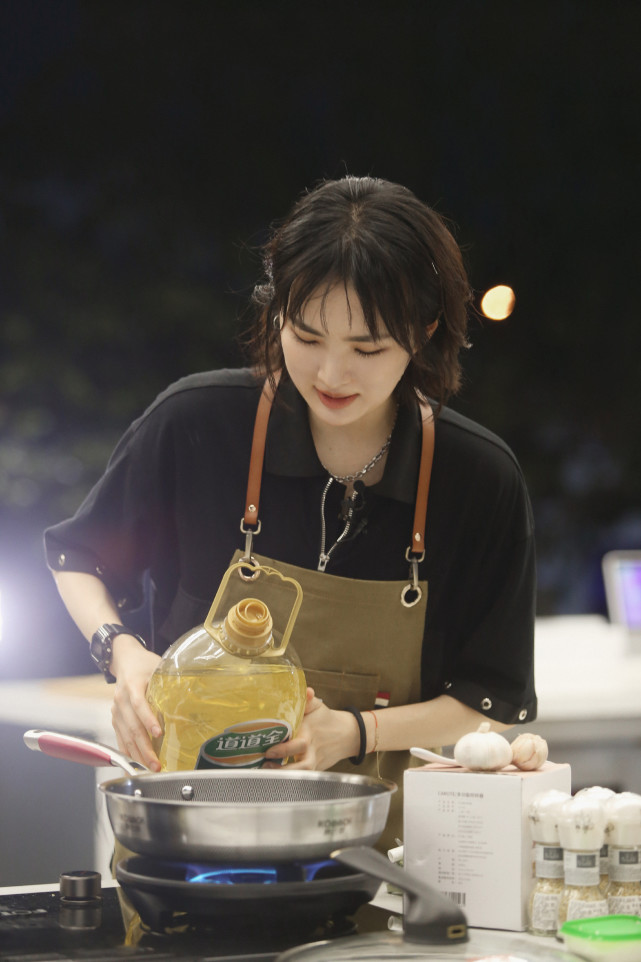 时尚风行派|姚安娜综艺首秀变铁憨憨！穿全黑look装酷，顶级名媛却毫无明星范