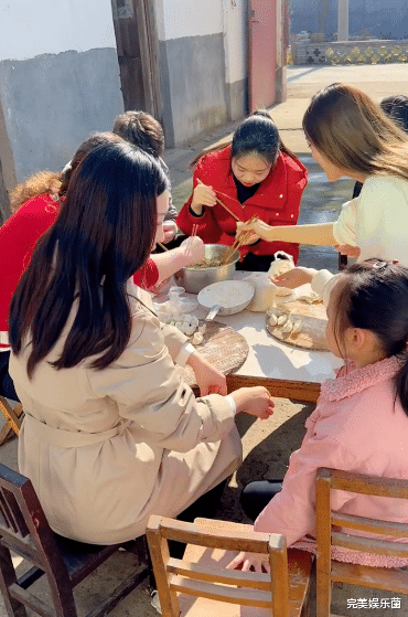 杜海涛|田静晒视频教奇奇谜语，言语间透露无奈，单耳戴耳环暴露家庭氛围