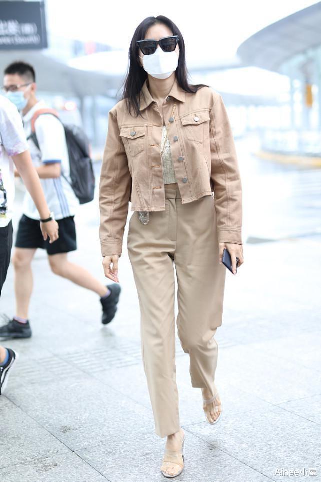 秦岚|秦岚真是懒得搭配，穿套装出门配紧身打底，身材气质都不像中年人