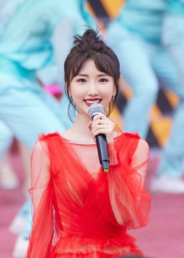 |服了毛晓彤，头发随便一绑就登台演出，配一袭纱裙仍美成小仙女