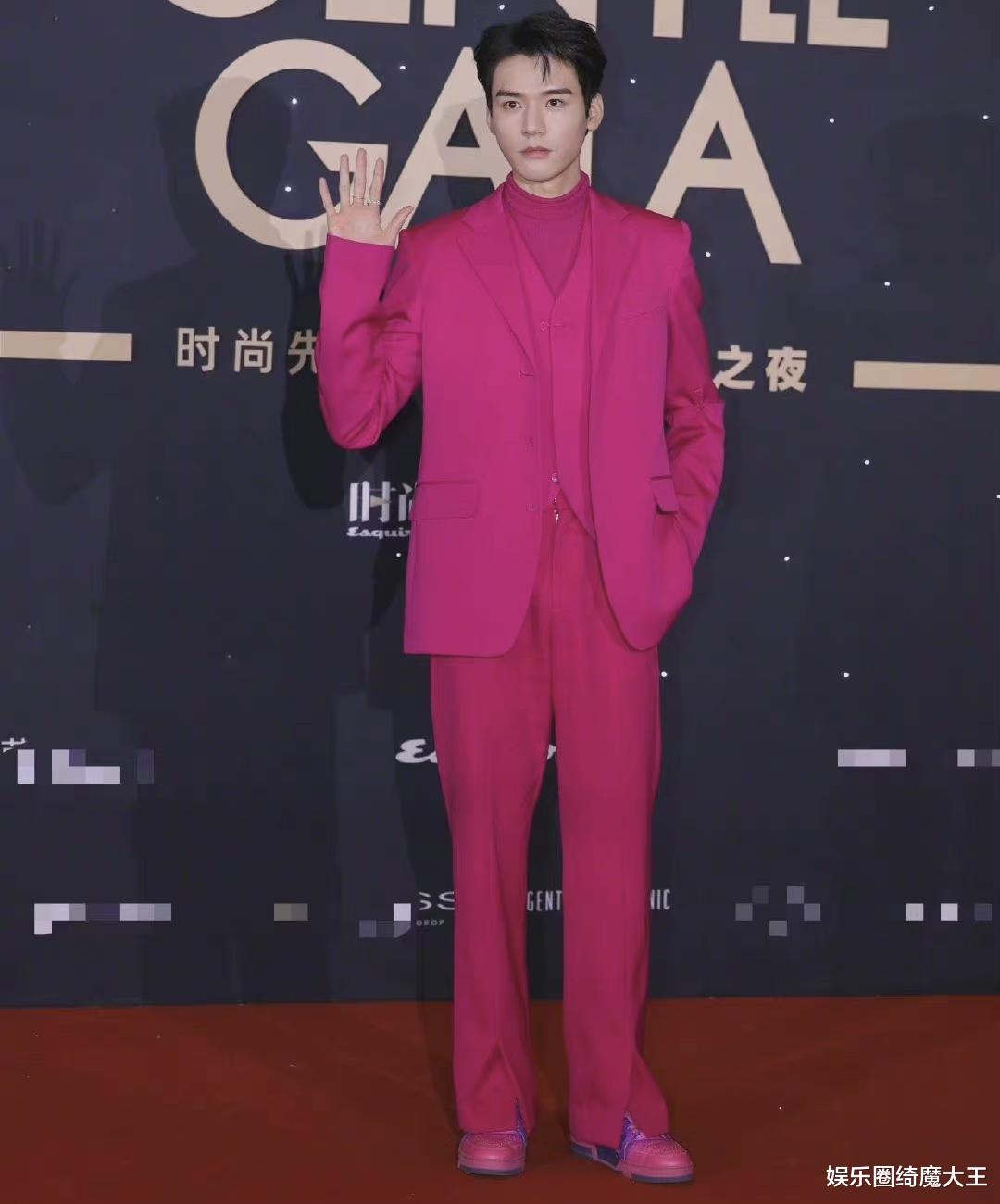 王嘉尔|时尚先生红毯生图,王嘉尔胸膛忘擦粉,丁真素颜无惧镜头