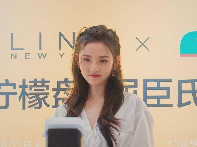 宋祖儿|宋祖儿太敢穿了!连衣裙直接开到肚脐,路人视觉真实身材一目了然