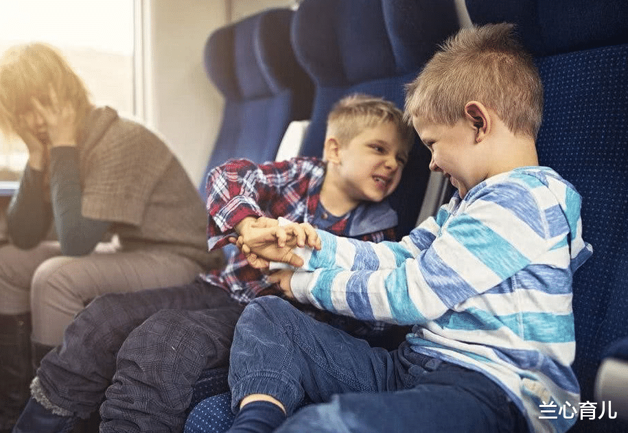 兰心育儿|小男生不听大人劝阻，非要爬进沥青锅里玩，终被“吞”了进去