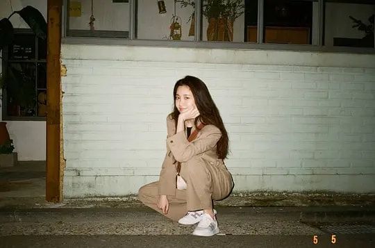 金亚荣|她曾豪砸5亿为腿投保,搀扶老奶奶被讹钱,还被粉丝寄送“刀片”