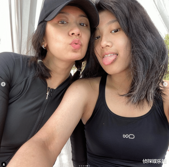 贾静雯|贾静雯大女儿晒全家福，咘咘波妞躺妈妈怀里卖萌，一家五口超有爱