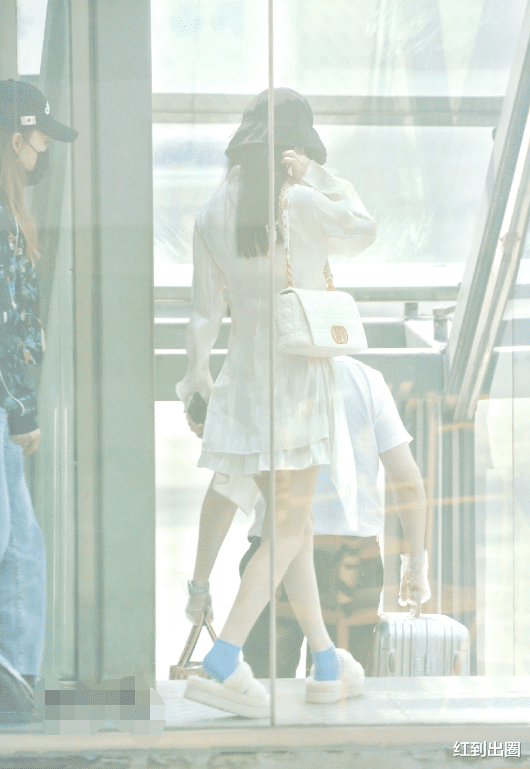 国风美少年|产后两年仍虚弱？赵丽颖落地成都后首露面，脚踩毛拖鞋穿长袖连衣裙避寒