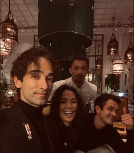 周旭阳嘉应 韦唯小儿子甜蜜分享大合照,母子四人旧照超温馨,背后却透着辛酸