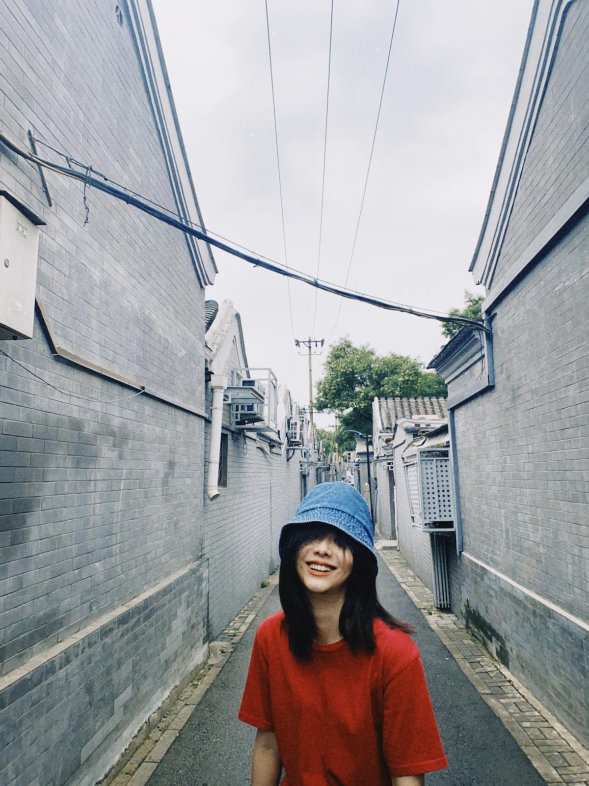 白小白的衣橱|谭松韵也太会凹造型了，在古街拍照好有氛围感，穿着简单但不随意