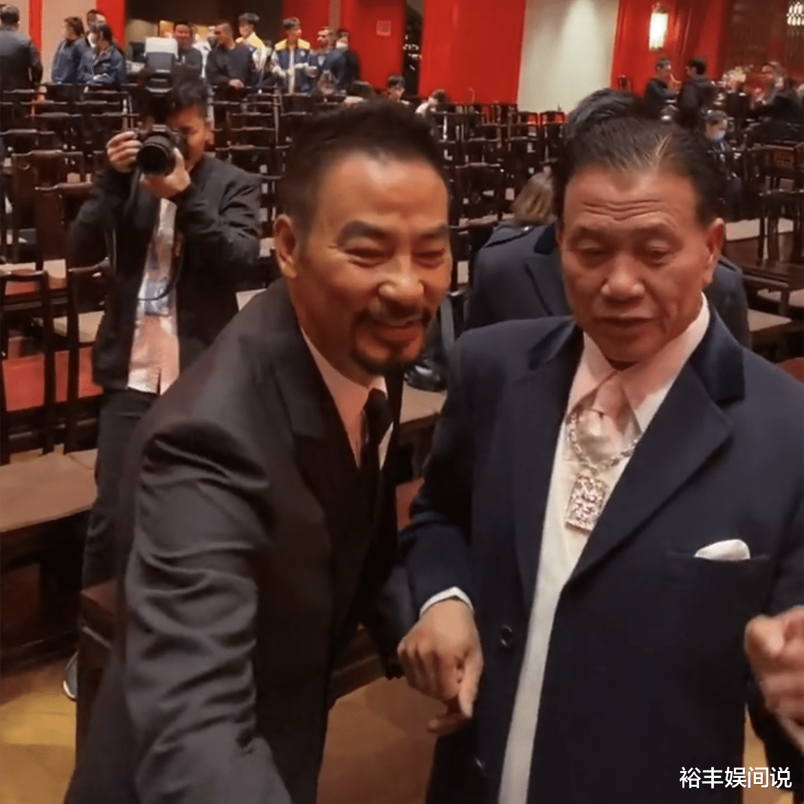 万梓良|两任“蒋先生”福州相聚，相差两岁差距大，64岁万梓良老态明显