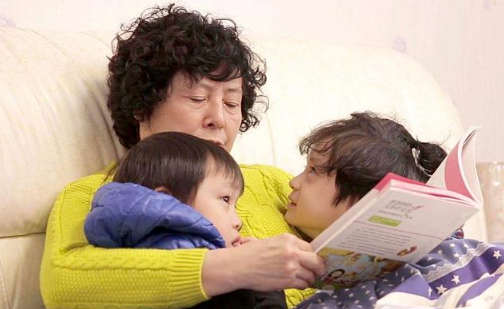 姐姐|“最年轻姥姥”火了！抱外孙逛商场太亮眼，网友：看着像宝妈