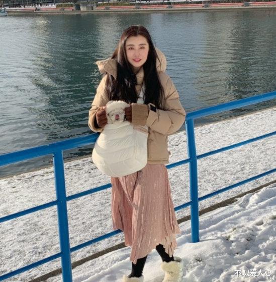 王祖贤|54岁王祖贤近照曝光！穿僧衣藏不住颜值气质，可惜仪态暴露了年纪