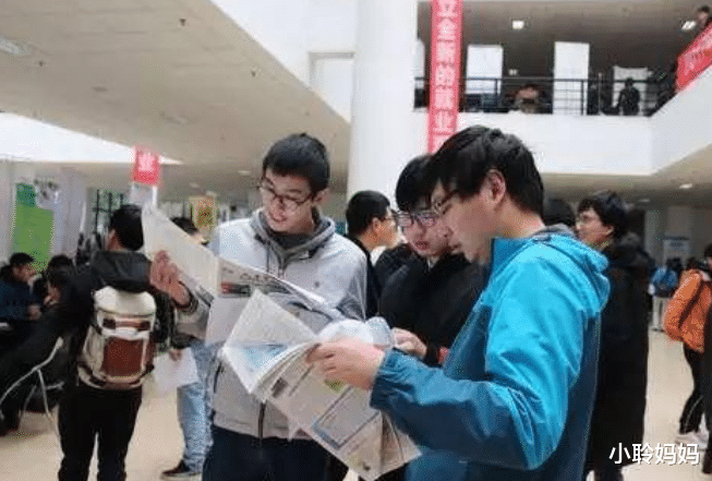 教师|大学生逐渐沦为“社会底层”，曾经的风光消失不见，原因出在哪？