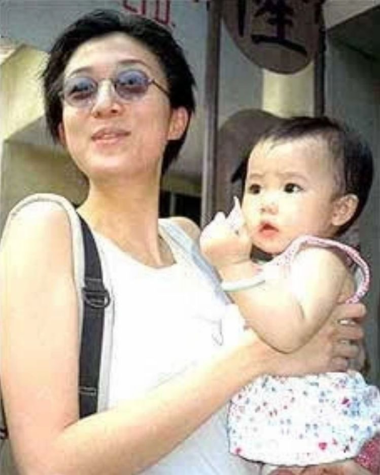 吴卓林|“成龙私生女”吴卓林:爹不认,娘不教,现实版被嫌弃的一生