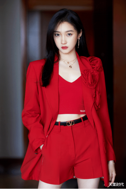 天果时代 关晓彤太绝了！大红色西装套装彰显成熟气场，怪不得鹿晗为之倾心