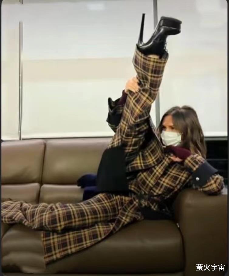 维多利亚·贝克汉姆|47岁贝嫂侧卧沙发悬空踢腿秀柔软曲线，鞋跟比小腿长，晒罗密欧浴袍照