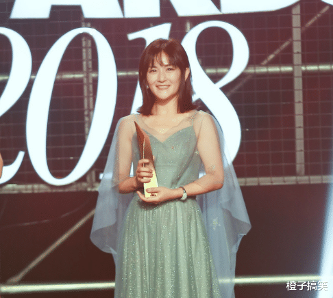 谢娜|40岁的谢娜，靠装疯卖傻走红，不知不觉拥有了“全世界”