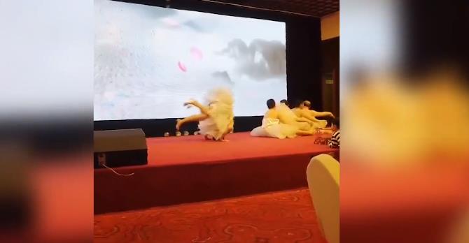 每一天进步一点点 山东男老板年会上跳壮丁天鹅舞，优秀！