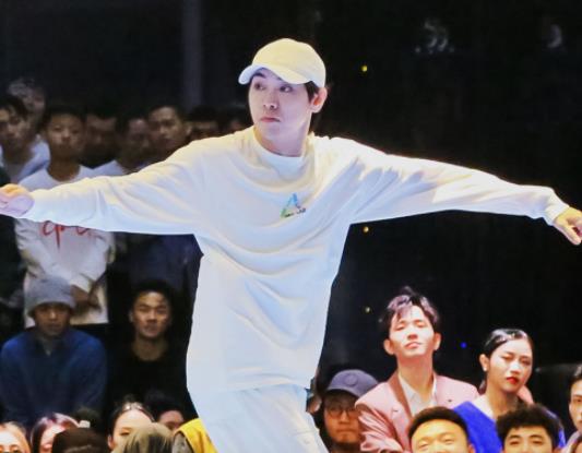 街舞|从8.7跌到7.7！《街舞》口碑已现疲态，24岁的他能拯救下一季吗？