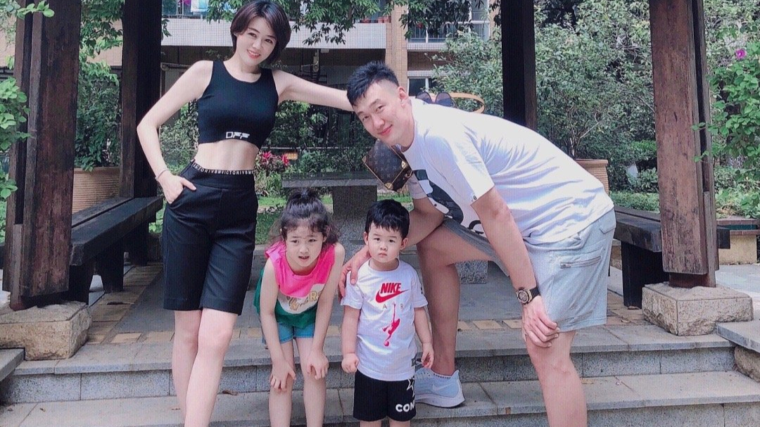 苏伟|CBA广东队苏伟回岳母家探亲，妻子很漂亮，儿女颜值高，人生赢家