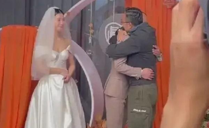 汪涵|汪涵现身外甥婚礼激动拥抱，有几分相似，但圈里圈外人差别明显