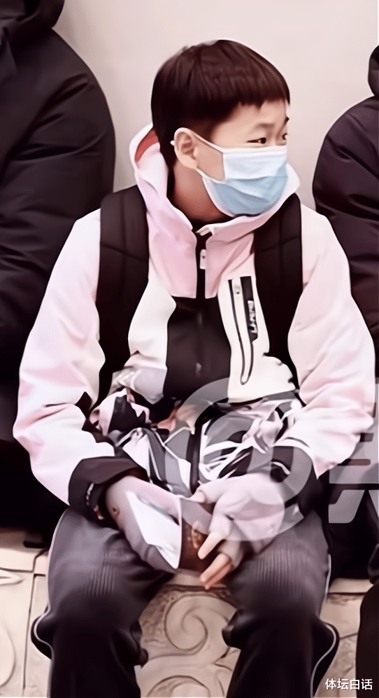 全红婵|14岁全红婵新造型好可爱！圆脑袋+锅盖头，与泳坛男神相谈甚欢