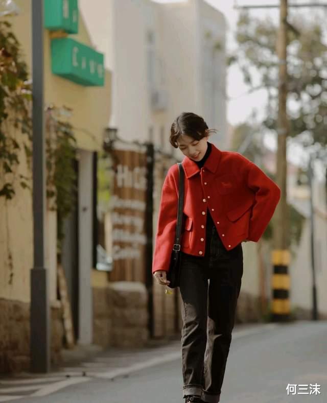 何三沫 女生这样穿毛衣太洋气了,叠穿外套好看又暖和,像个偶像剧女主