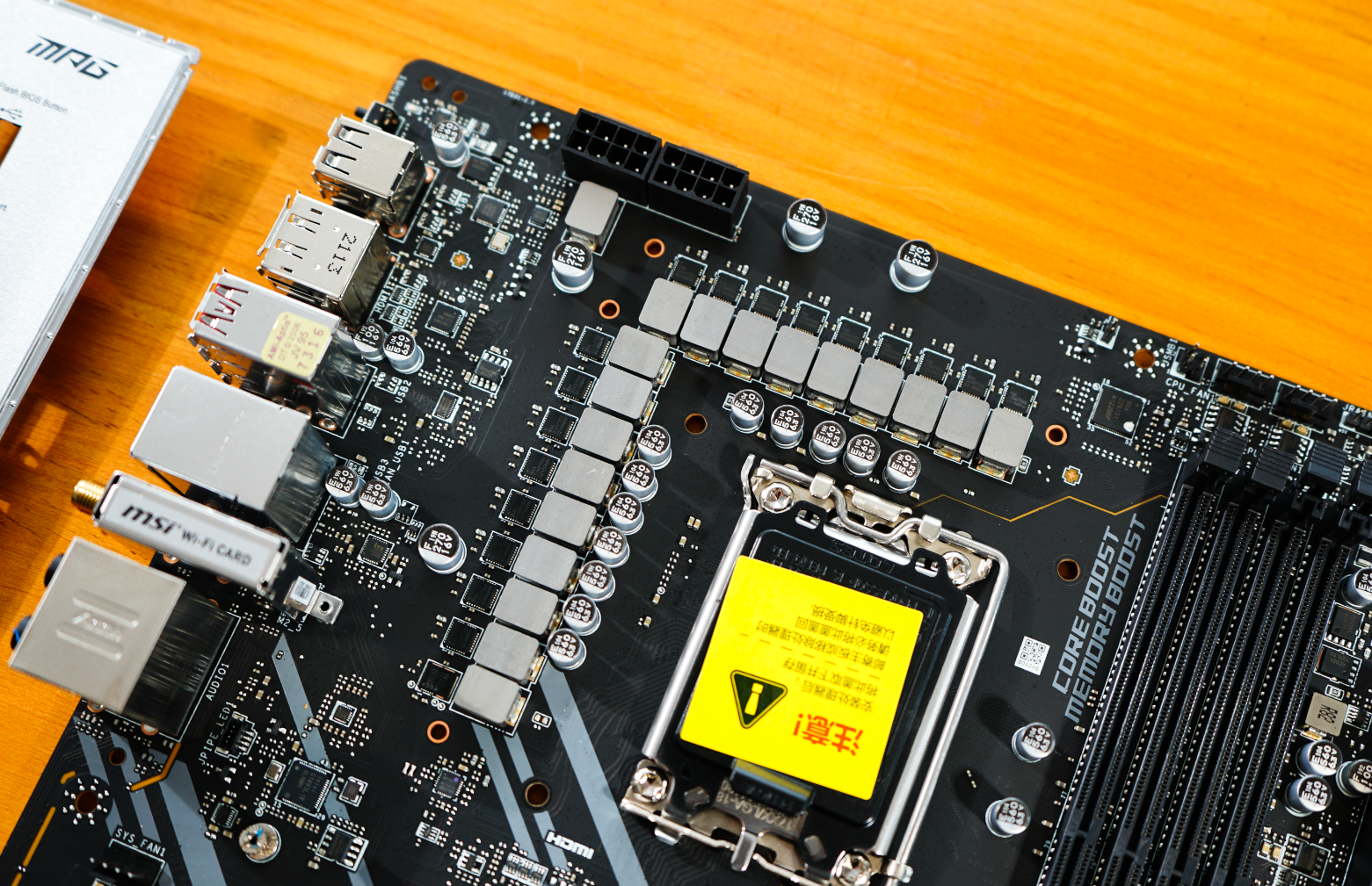 微星Z690 DDR4刀锋钛首发开箱：不仅颜值高，供电+M.2都超给力