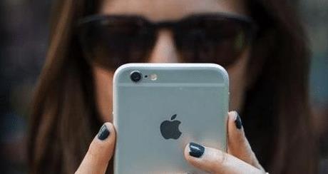 |美国人拿出手机，突然发现无法拍照，这到底发生了什么？