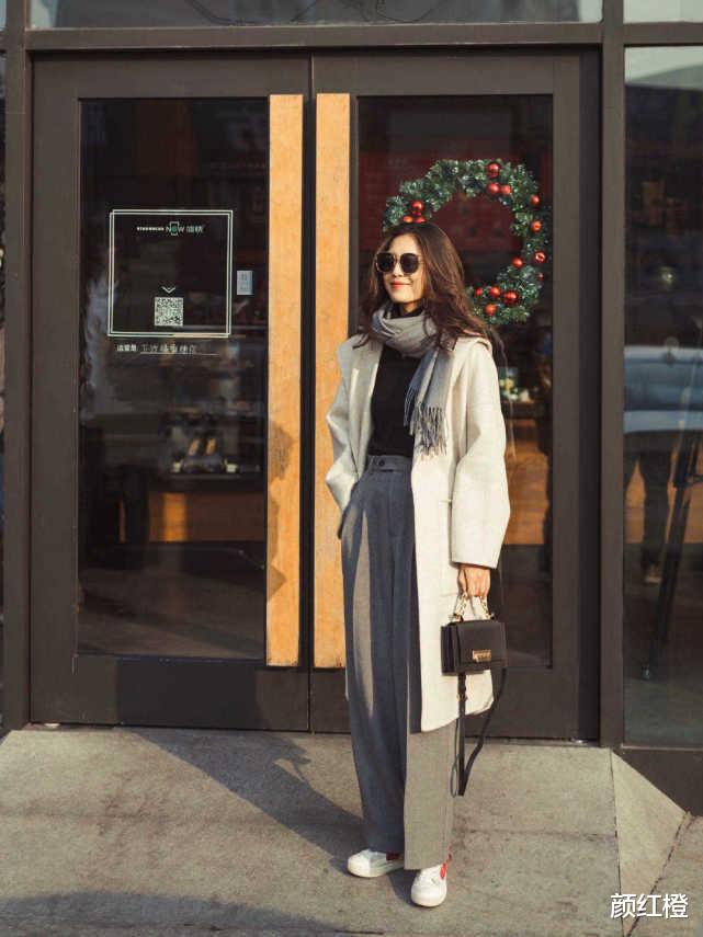颜红橙 今年秋冬，有种穿法叫“大衣+裤子”火了，上身后没想到那么气质