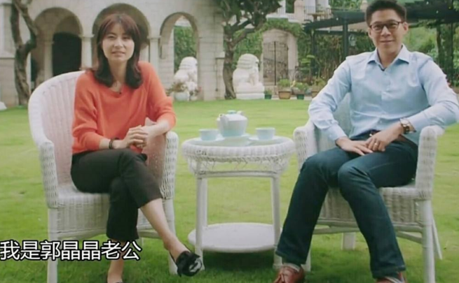 郭晶晶|霍启刚罕晒一家五口合照,郭晶晶背包照顾俩女儿,采购年货接地气