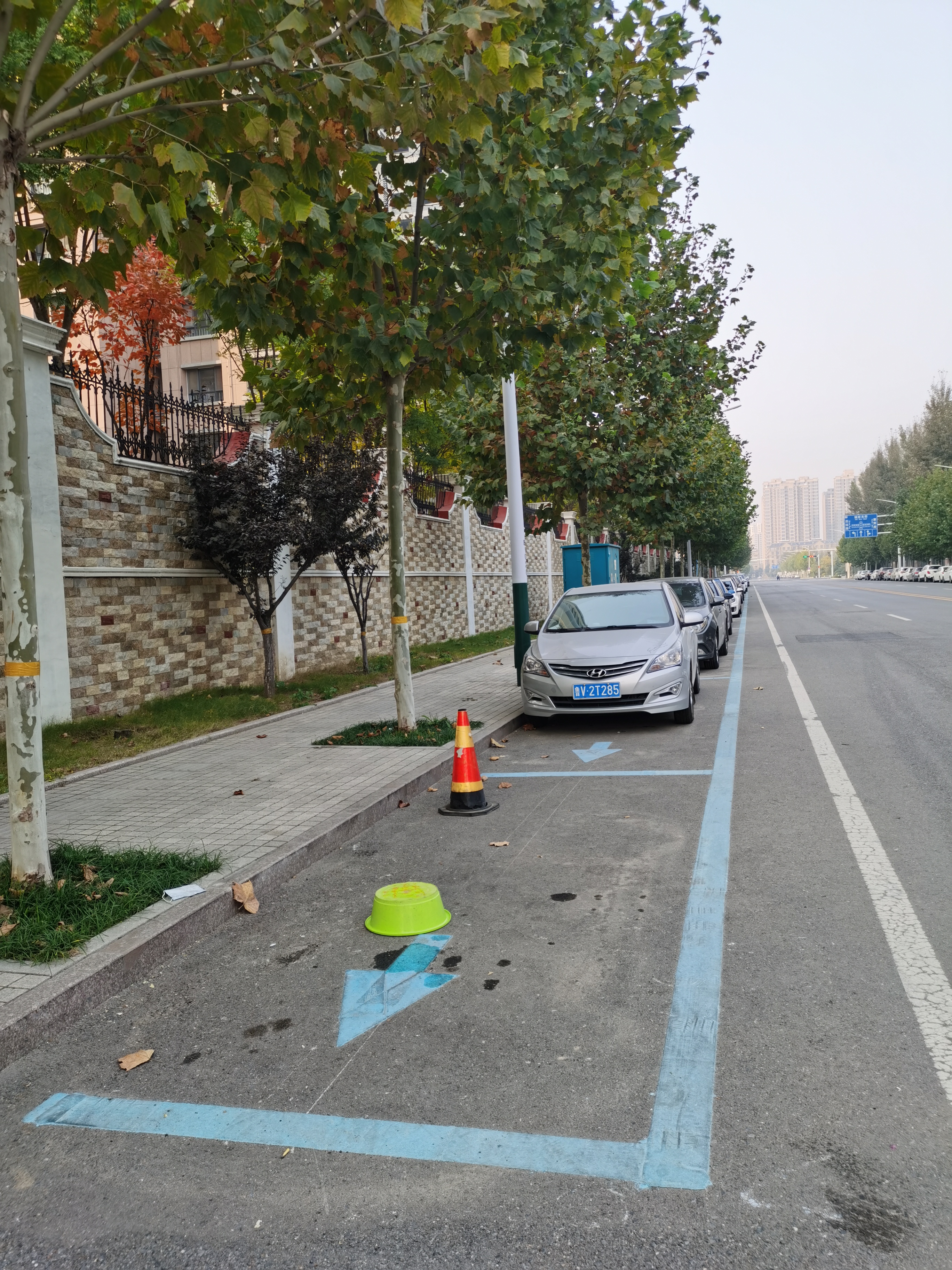 银行|为占公共车位煞费苦心，洗脸盆、交通锥一起上：这样真的好吗？
