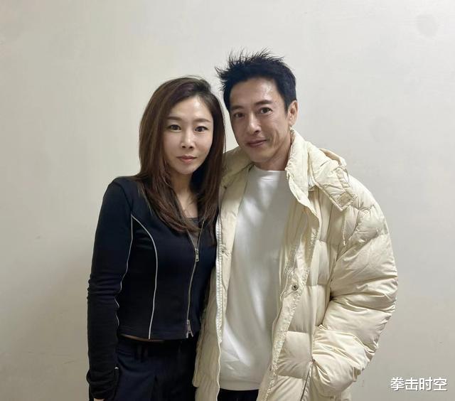 刘涛|武僧一龙又与香港影星合影！一龙姐姐也上镜，大家一起喝茅台