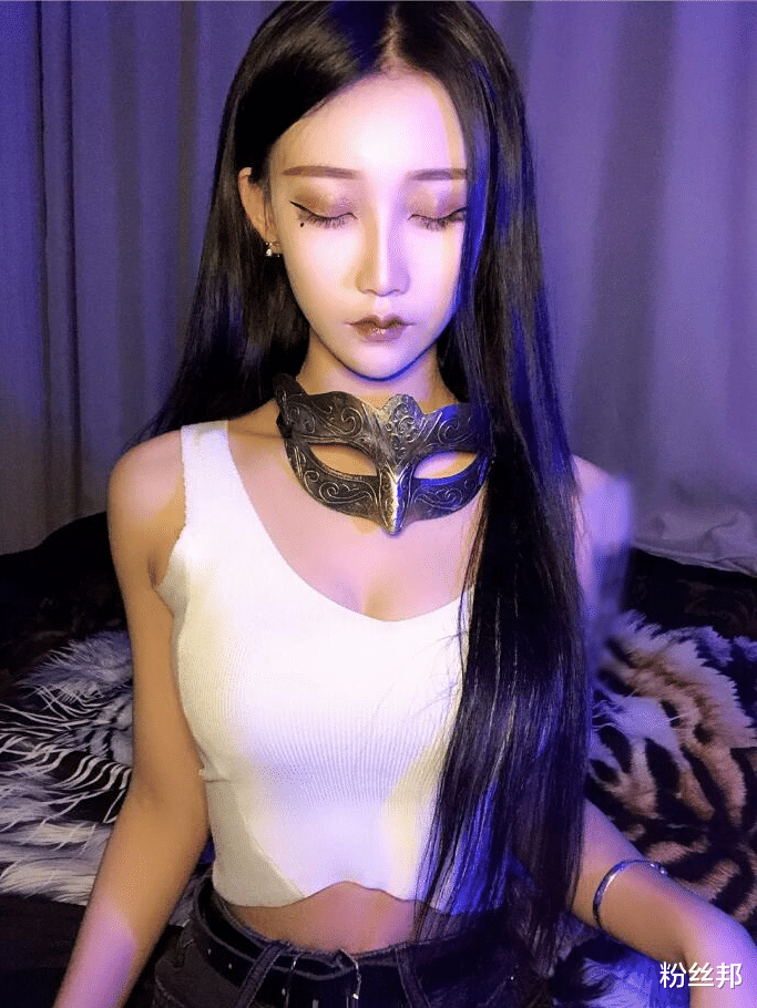 |女网红宇霸霸与榜一私会，被男友逮个正着，发生争执将其飞踢倒地