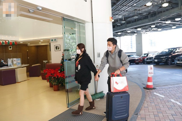 41岁黎诺懿陪同妻子产子,产房合影太温馨,男方坦言不敢剪脐带