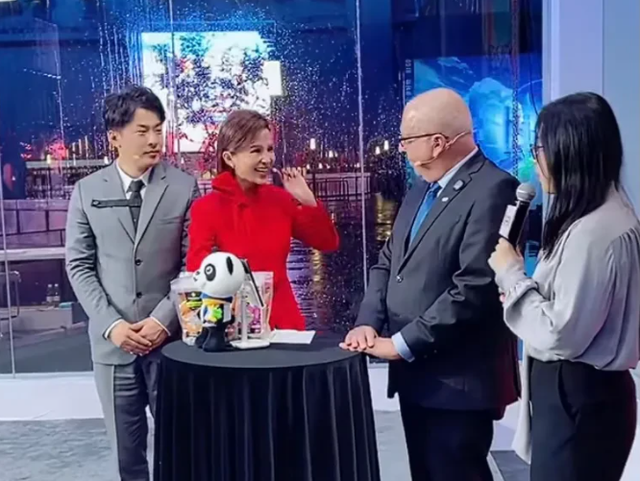 跨年|太丢面了！辛巴这次吃了文化低的亏，现场尴尬十足被劝下台