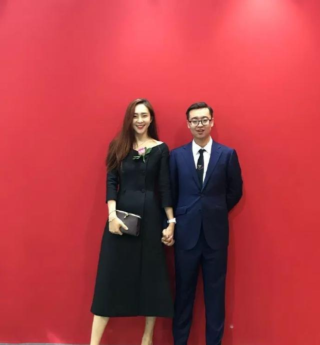 娱乐圈|逆龄爸爸走红，本够年轻了，不料镜头转向亲妈，网友：一家出道吧