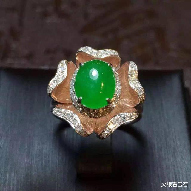 翡翠手镯|大妈戴四色翡翠手镯，称价值300万，很多网友：染色的，大妈急了