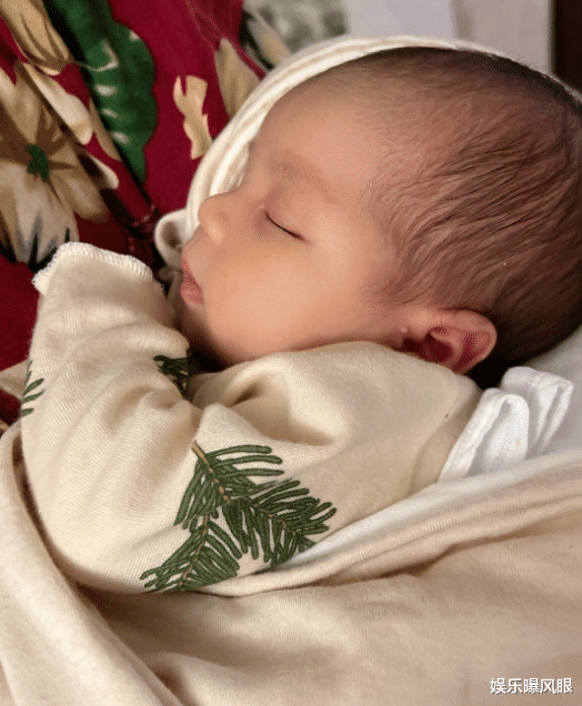 韩安冉|兜儿女儿正脸曝光，鼻子高挺天生“精灵耳”，网友：神似小猪妹