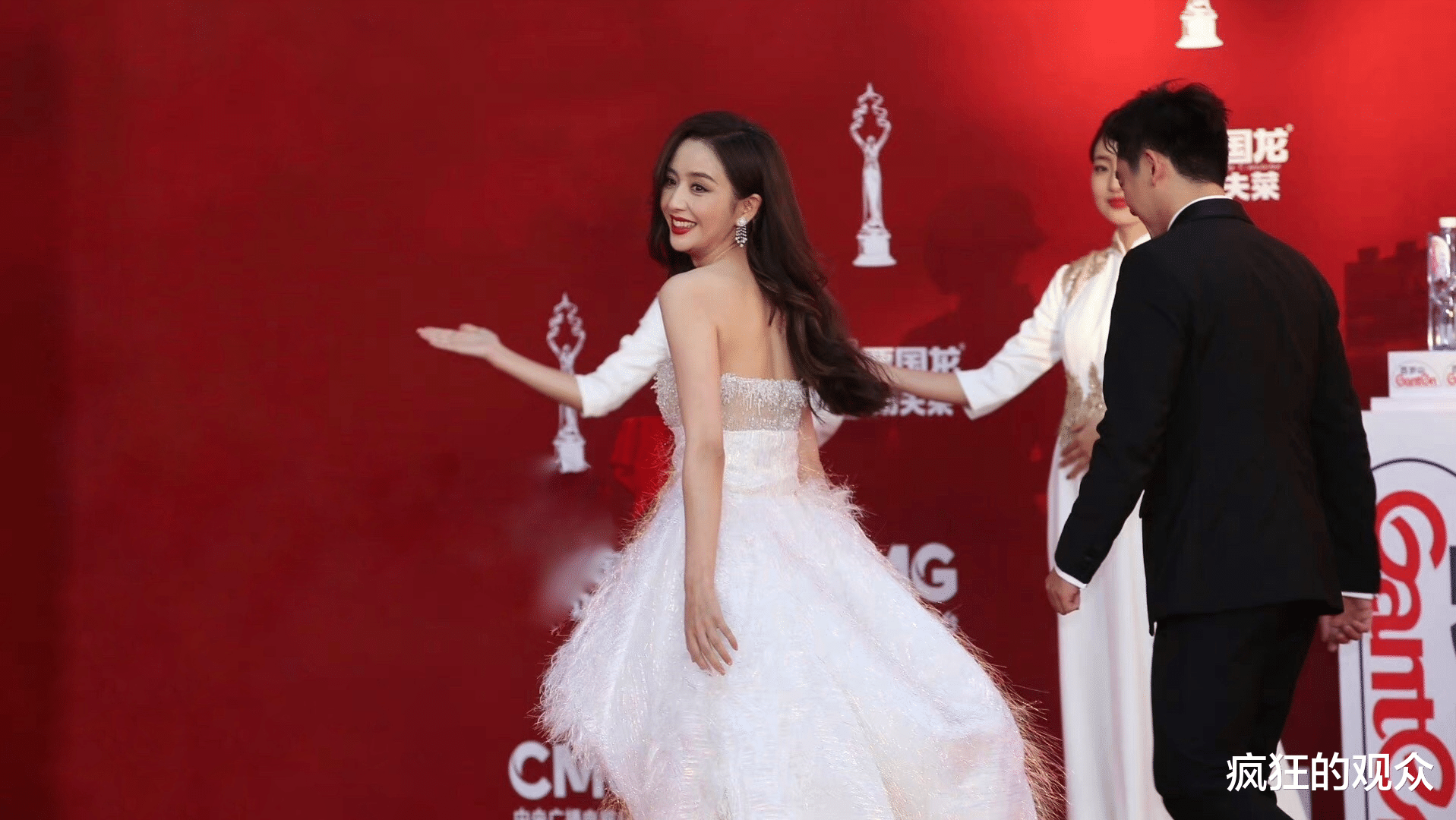 佟丽娅|离婚后的佟丽娅，好像开了挂，网友：红气养人