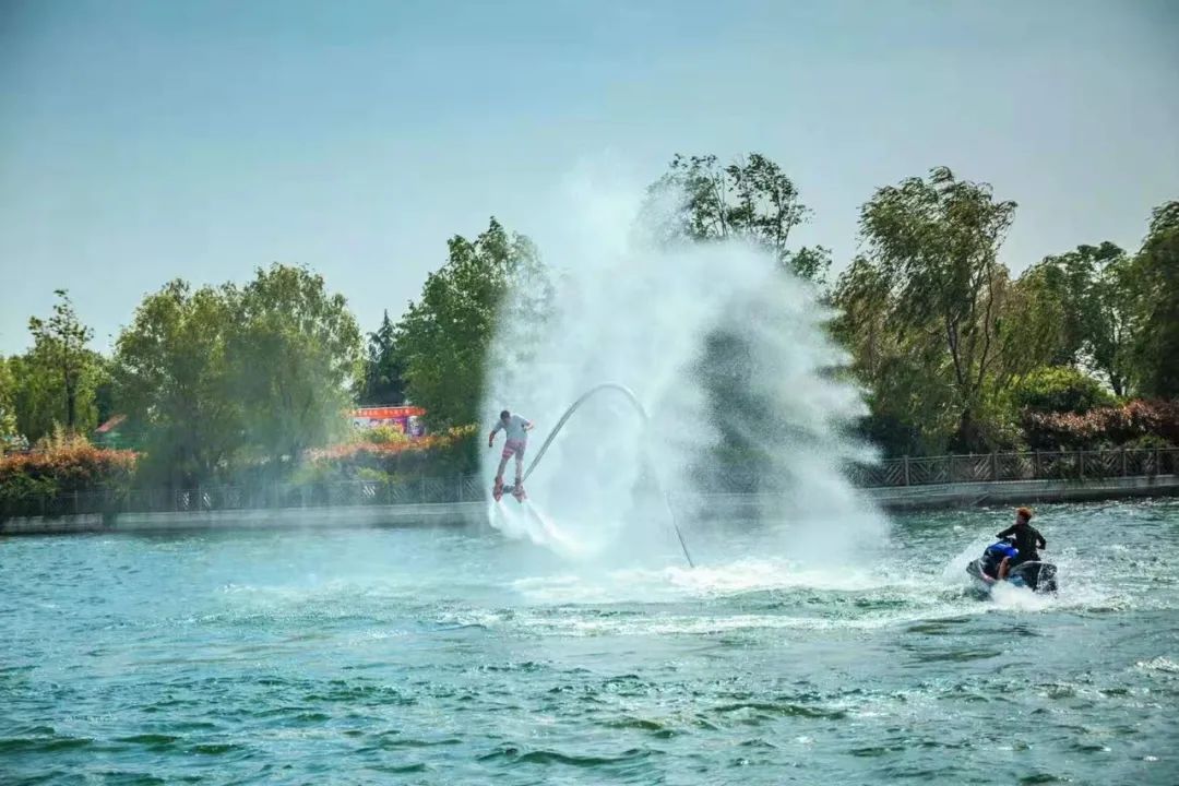 惠游泰安 快看！泰山天颐湖惊现“水上飞人”！