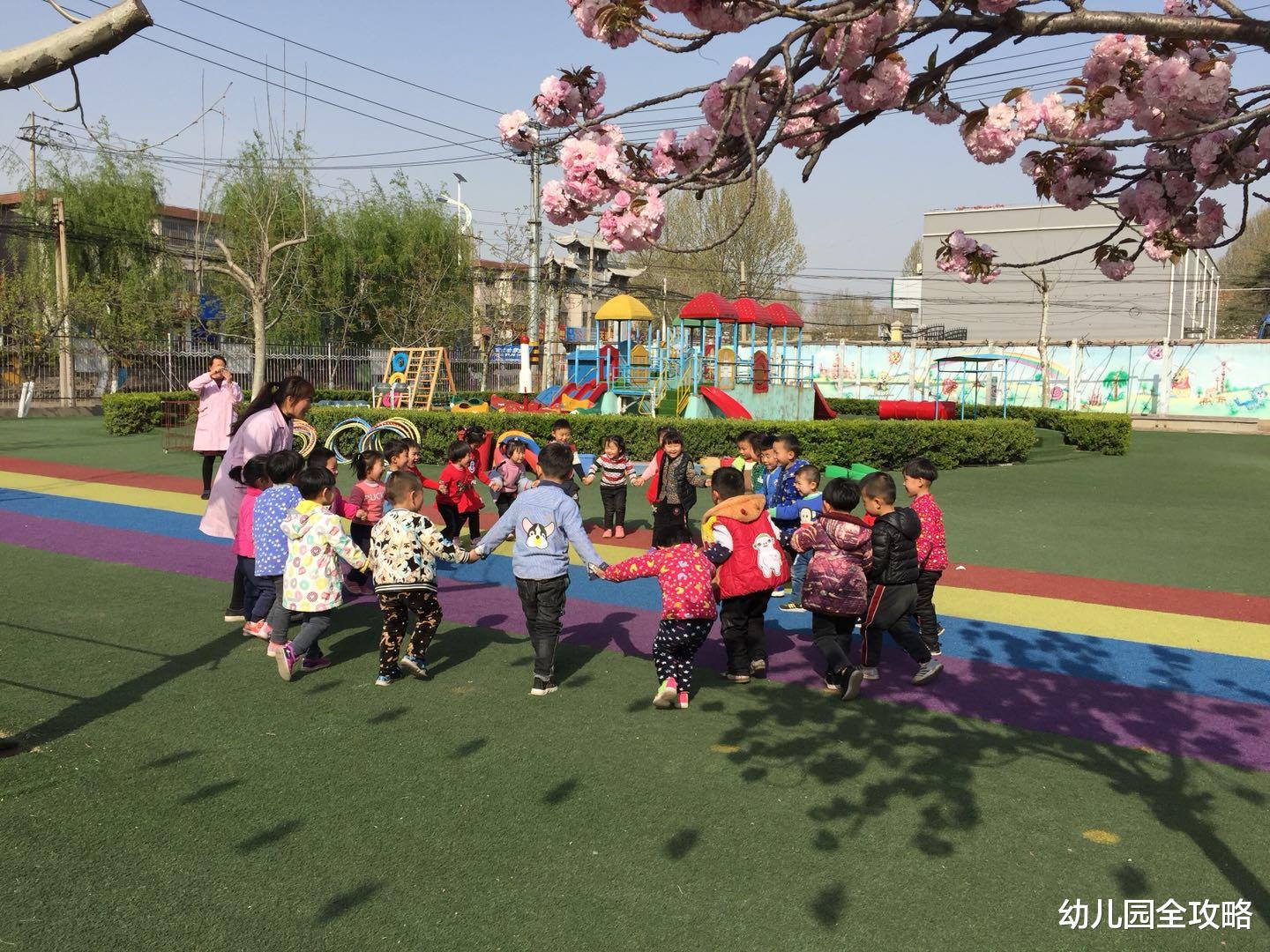 幼儿园老师带小朋友集体晒太阳，网友：仿佛看见他们退休后的样子
