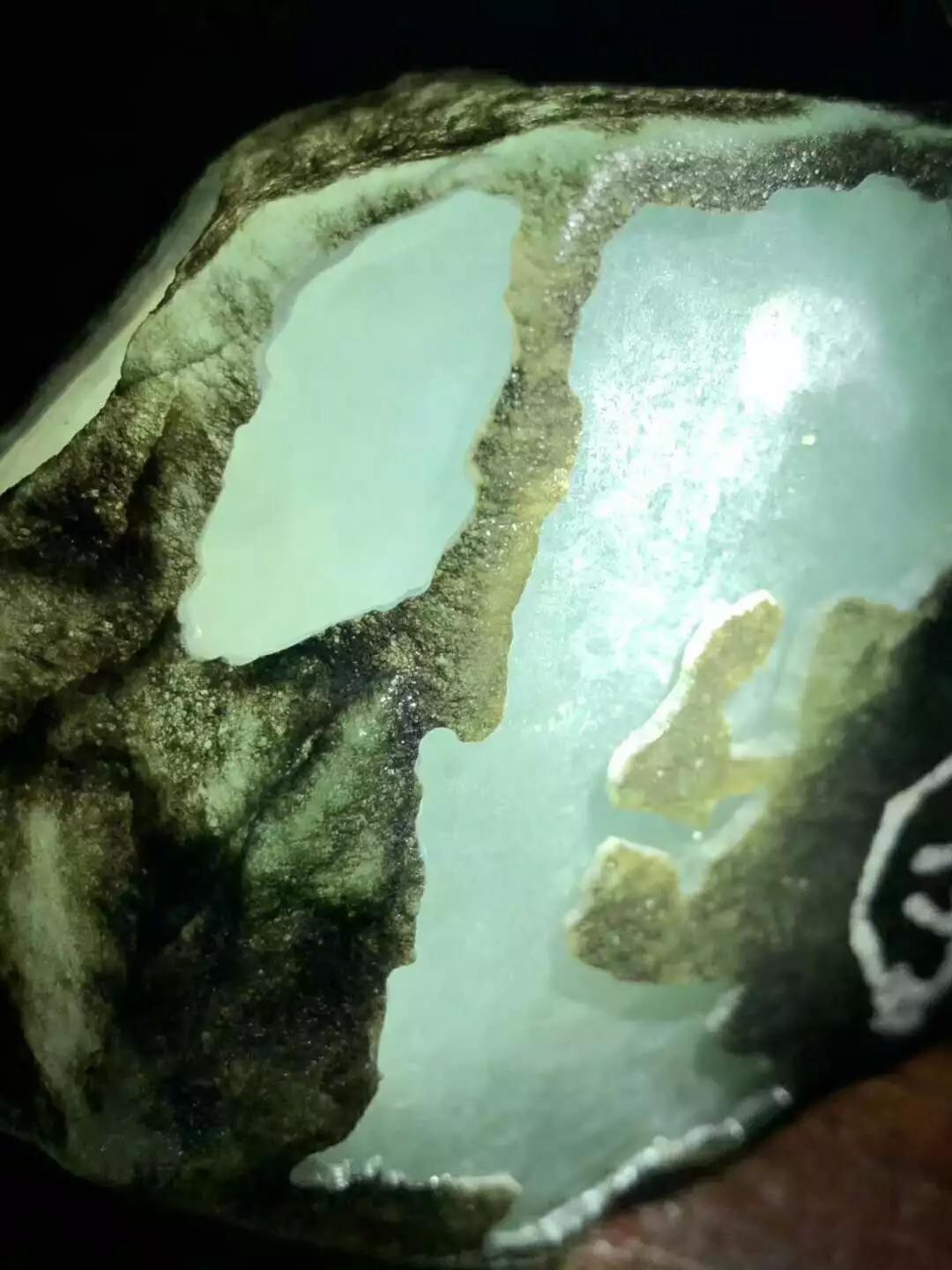 翡翠|随手花3万买的莫西沙料，一不小心擦出高冰玻璃种翡翠！
