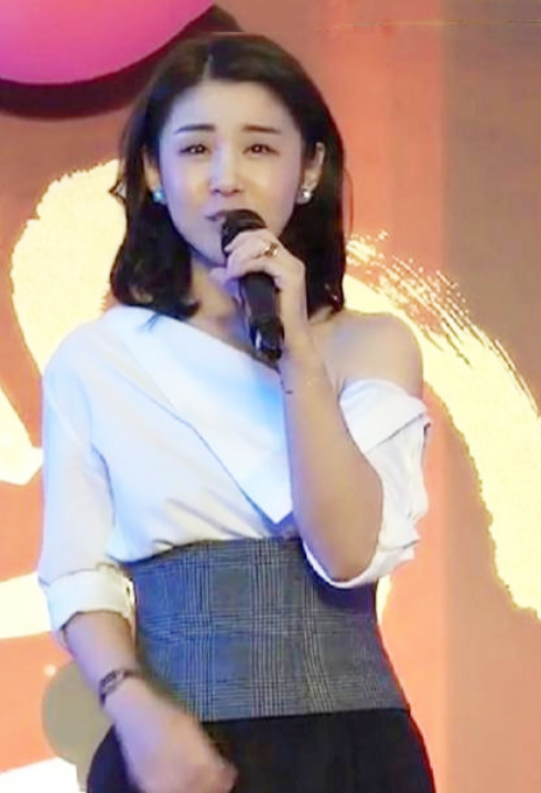 潮流前沿|35岁李小萌真是优雅又美好，穿斜肩衬衫巧用腰封收腰，清纯又气质