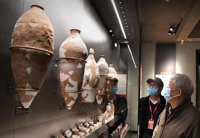 《无字史记》讲述引人入胜的“多学科考古”，历史藏在牙齿和血液之中｜读+