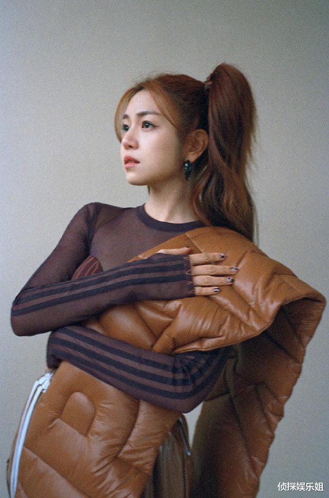 |37岁陈妍希扎双马尾扮少女，露脐装配皮裤羽绒披肩，装扮太另类